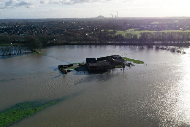 Durch das Lippe-Hochwasser sind einige Häuser in Dorsten fast von der Außenwelt abgeschnitten.