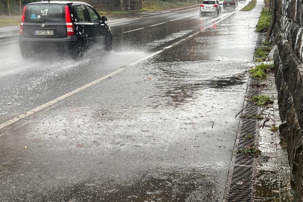 Straßen mit Wasser überflutet