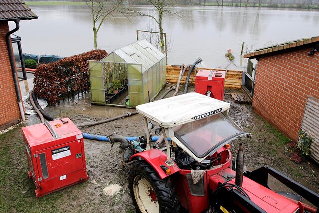 Zwei große Dieselpumpen helfen, das eingeflossene Wasser von Beermanns Hof wieder abzupumpen.