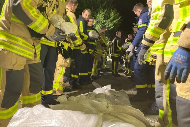 Feuerwehr und THW sicherten am 2. Weihnachtstag (26.12.) ein vom Hochwasser bedrohtes Wohnhaus mit einem Deich aus Sandsäcken.