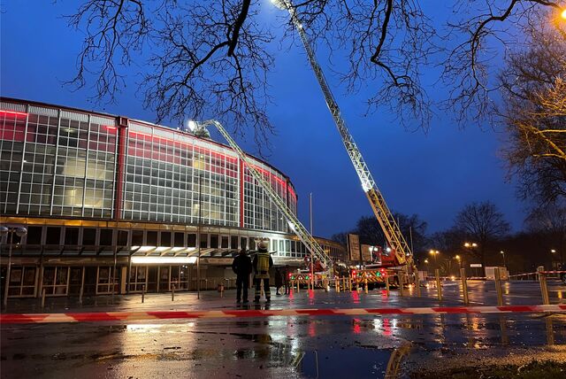 Die Westfalenhalle in Dortmund ist am Abend abgesperrt worden durch die Feuerwehr.