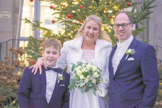 Ein Hochzeitspaar mit Sohn