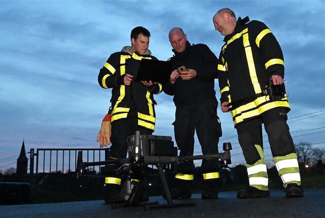Mit einer Drohne verschafft sich die Dorstener Feuerwehr einen Überblick über die Hochwasser-Lage an der Lippe.