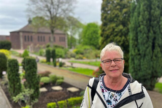 Beatrix Senft steht auf dem Katholischen Friedhof St. Lambertus.