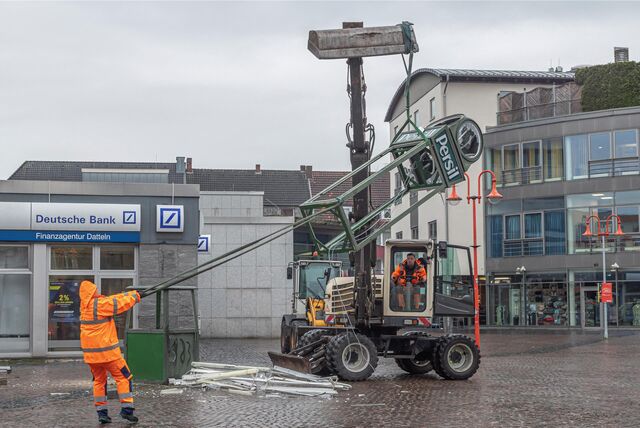 Abriss der Persil-Uhr auf dem Neumarkt in Datteln.