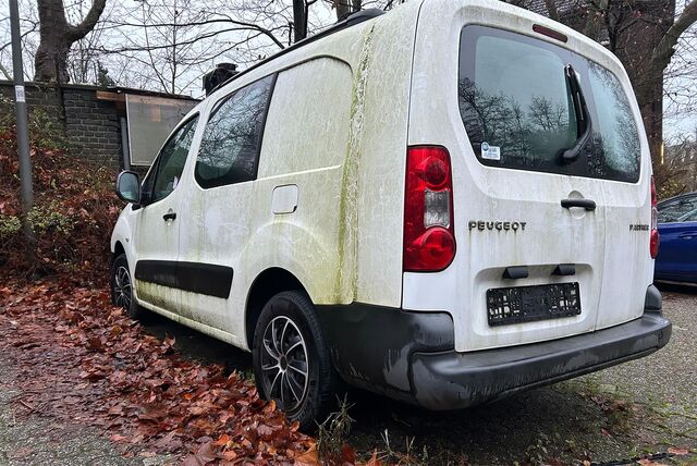 Mit Grünspan überzogener Peugeot steht im Laub auf dem Parkplatz am Rand der Castroper Altstadt.