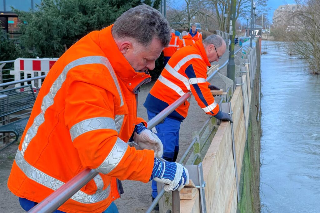 Mitarbeiter des Lippeverbands erreichten eine Schutzwand in der Innenstadt von Lünen