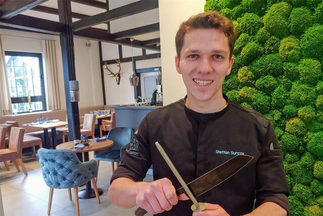 Steffen Surray von der Gaststätte Maas-Timpert wetzt ein Messer.