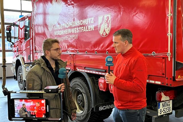 Julian Preuß spricht mit Dorstens Bürgermeister Tobias Stockhoff über die aktuelle Hochwassersituation.