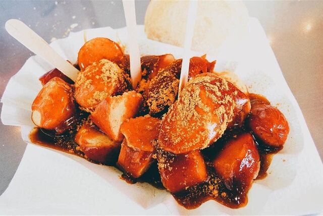 Foto einer Currywurst.