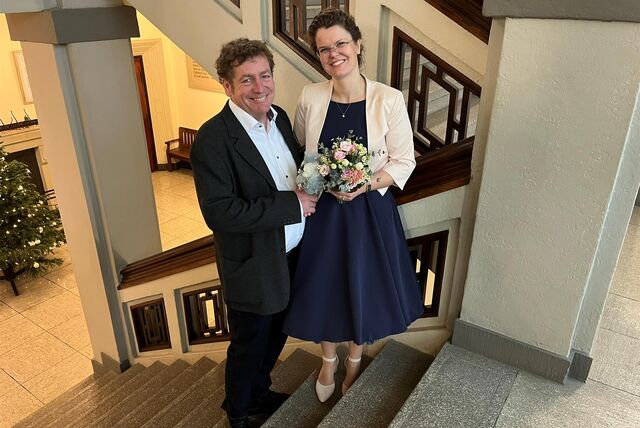 Ein Brautpaar steht auf der Treppe im Rathausflur in Datteln.