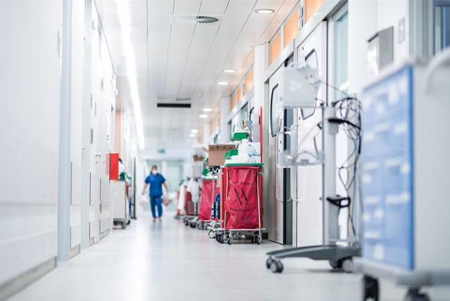 Eine Mitarbeiterin der Pflege läuft über einen Gang einer Intensivstation.