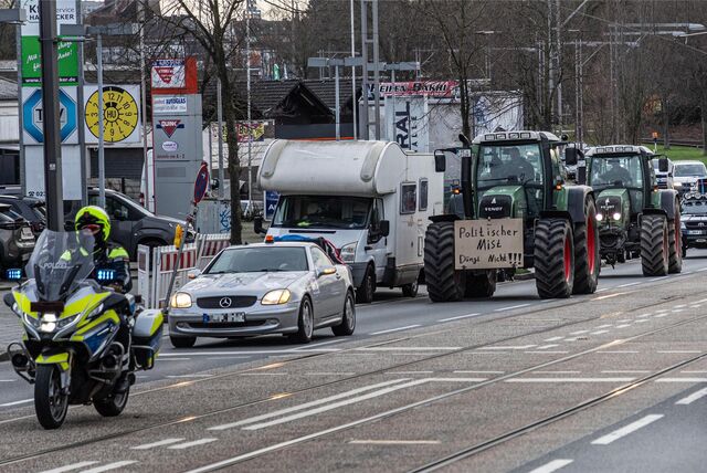 Auf Dortmunds Straßen sorgt derzeit ein Protest-Korso mit Traktoren und Autos für Verkehrsbehinderungen. Die Polizei begleitet den Aufzug.