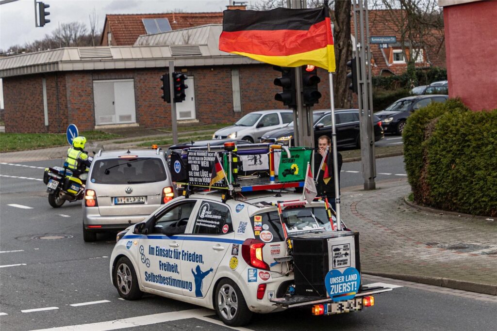 Bei dem Aufzug waren auch Fahrzeuge dabei, die Deutschlandfahnen mitführten. Es waren auch kritische Statements zur Corona-Politik zu sehen. Bei dem Aufzug waren auch Fahrzeuge dabei, die Deutschlandfahnen mitführten. Es waren auch kritische Statements zur Corona-Politik zu sehen.