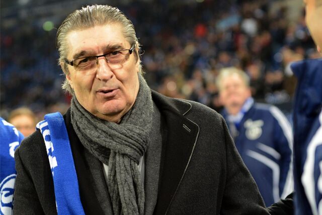 Rudi Assauer mit Schal und Mantel in der Veltins-Arena.