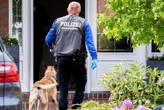 Ein Hund hilft den Beamten bei der Suche.