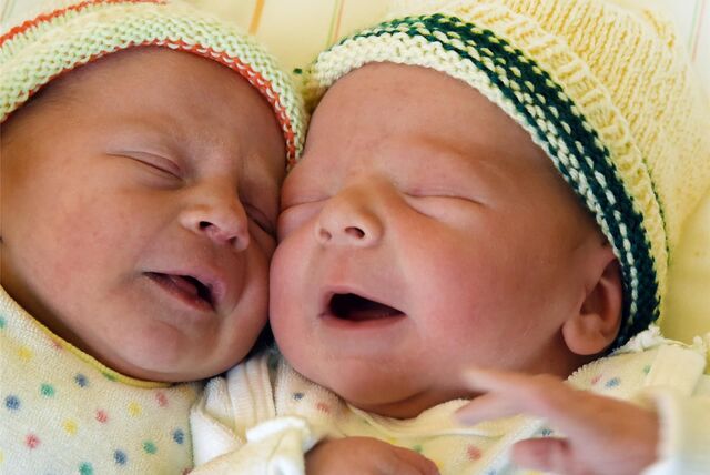 Im Krankenhaus St. Elisabeth und St. Barbara liegen zwei wenige Stunden alte Babys nebeneinander
