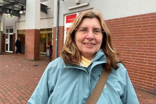 Eine Frau steht vor der Stadthalle in Oer-Erkenschwick.