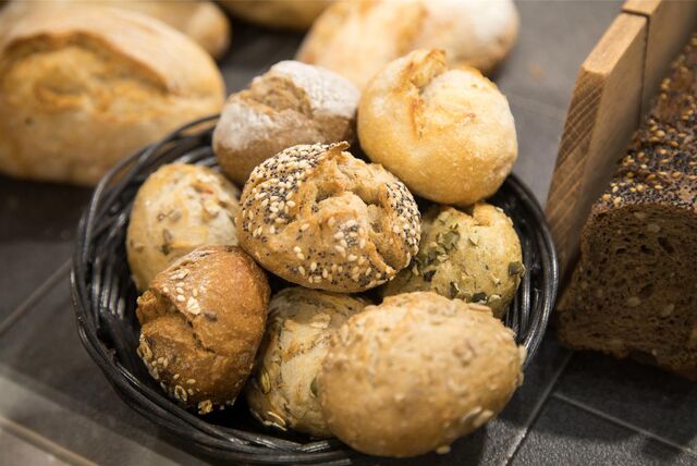 Brotkorb mit Brötchen