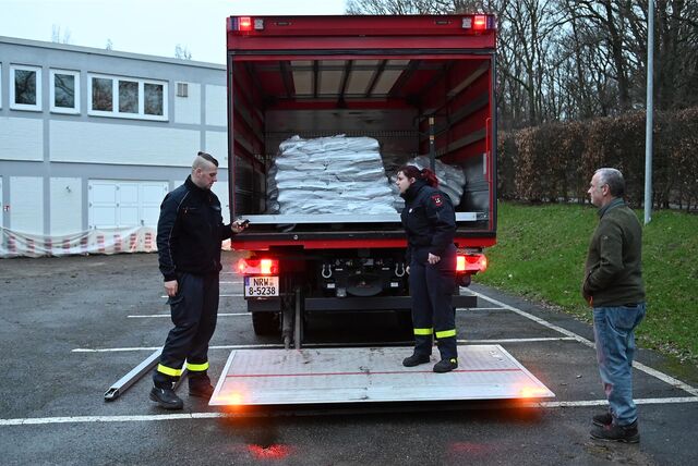 Einsatzkräfte der Feuerwehr und des THW haben zahlreiche Sandsäcke an verschiedene Stellen in Dorsten geliefert.