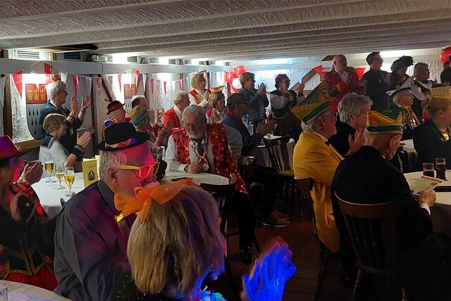 Verkleidete Menschen feiern in Marl Karneval.