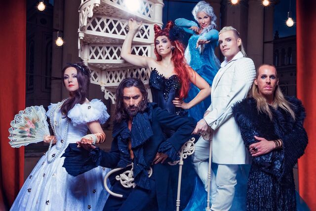 Schauspieler in Musical-Kostümen auf einem Gruppenbild