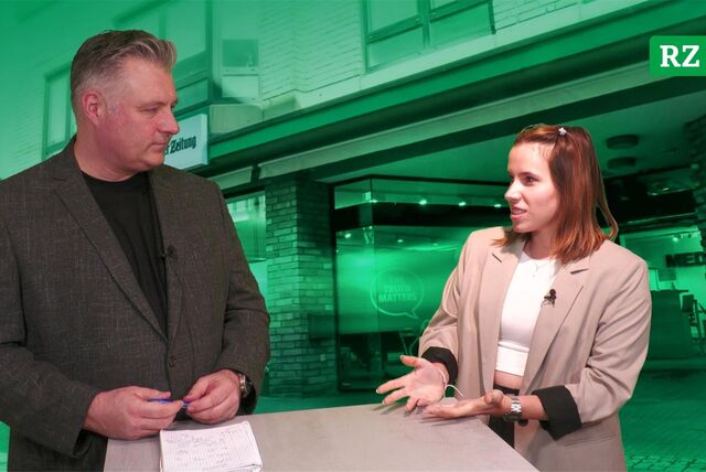 Janine Jähnichen und Alexander Spieß stehen im RZ-Video-Studio in Recklinghausen an einem Tisch.