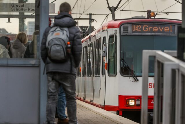 Die Stadtbahnlinie U42 nach Grevel fährt in Dortmund an einer überirdischen Haltestelle ein.