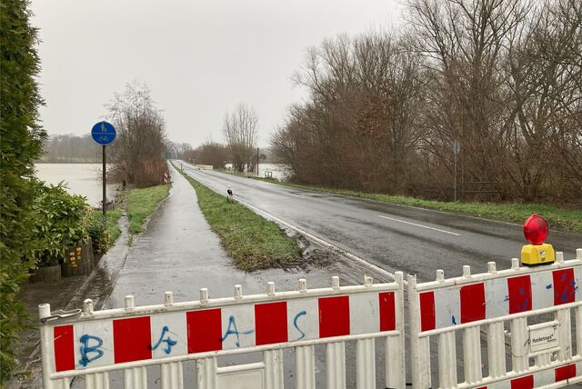 Die Borker Straße in Waltrop ist kurz vor der Lippe-Brücke mit Absperrbaken zugestellt.
