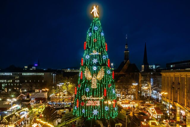 Der leuchtende Weihnachtsbaum auf dem Dortmunder Weihnachtsmarkt.