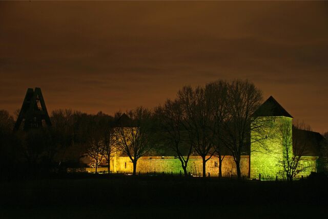 Die erleuchtete Burg Ostendorf am Abend