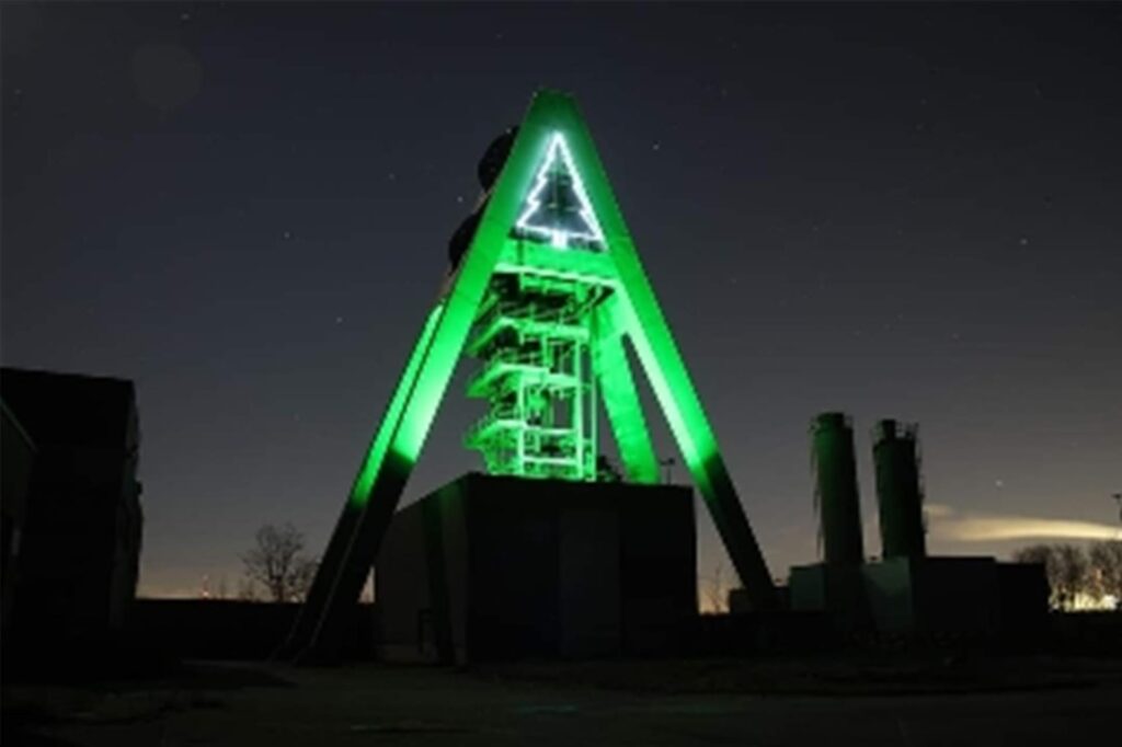 Schachtturm mit leuchtendem Tannenbaum.