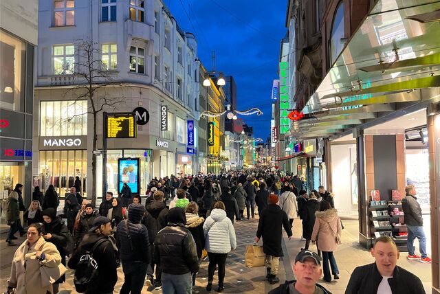 Menschenmenge in Dortmund auf dem Westenhellweg