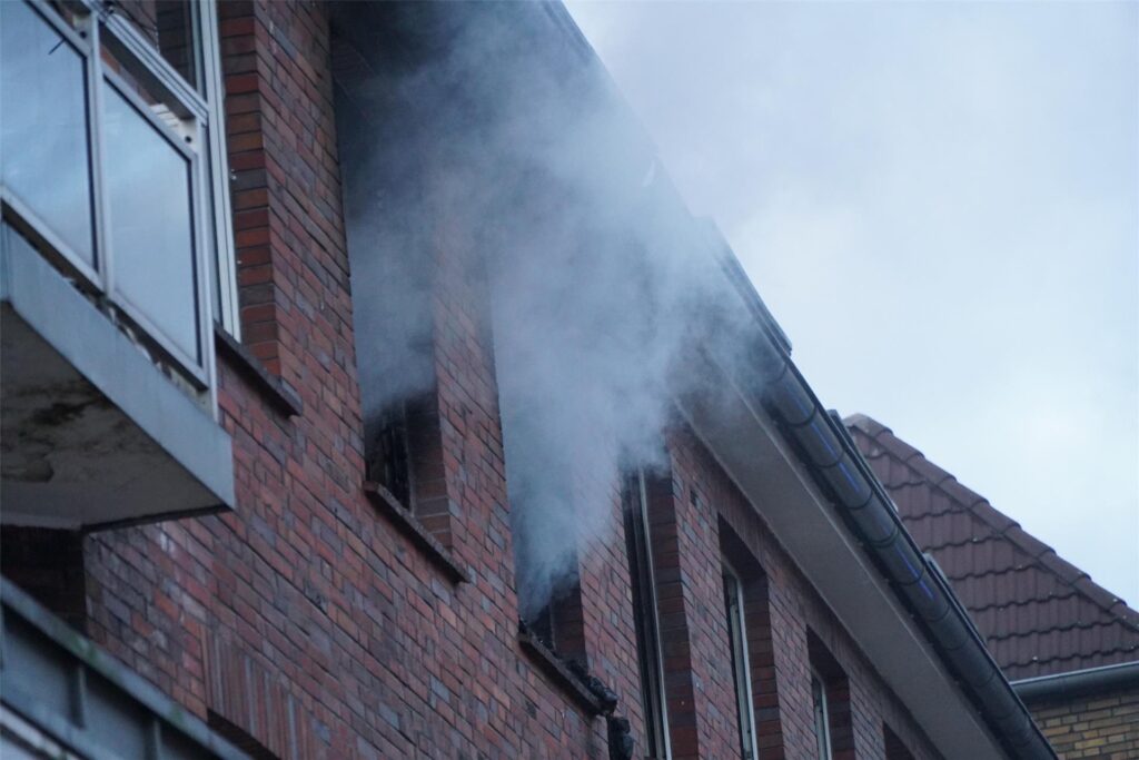 Brand in einem Mehrfamilienhaus an der Riphausstraße in Waltrop.