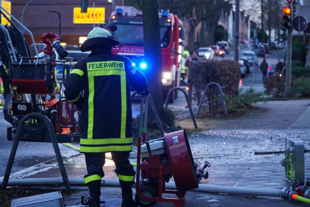 Brand in einem Mehrfamilienhaus an der Riphausstraße in Waltrop.