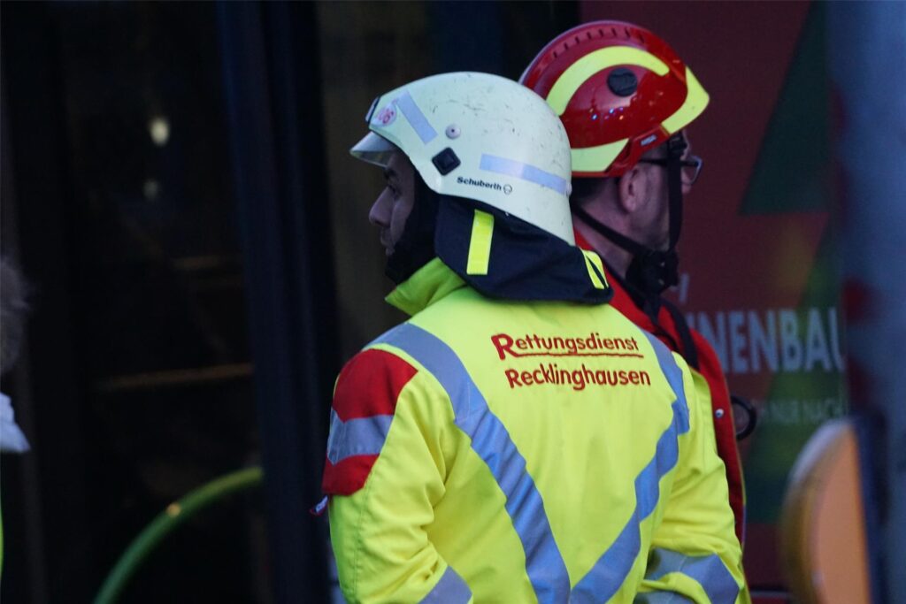 Brand in einem Mehrfamilienhaus an der Riphausstraße in Waltrop.