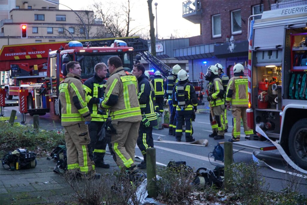 Brand in einem Mehrfamilienhaus an der Riphausstraße in Waltrop.