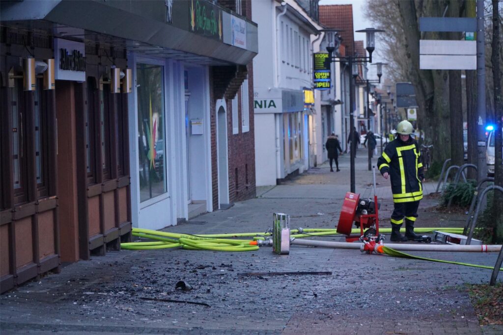 Brand in einem Mehrfamilienhaus an der Riphausstraße in Waltrop.