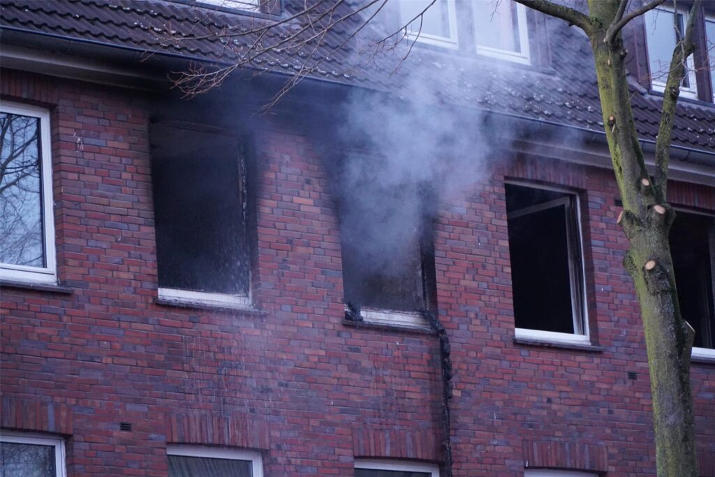 Brand in einem Mehrfamilienhaus an der Riphausstraße in Waltrop.