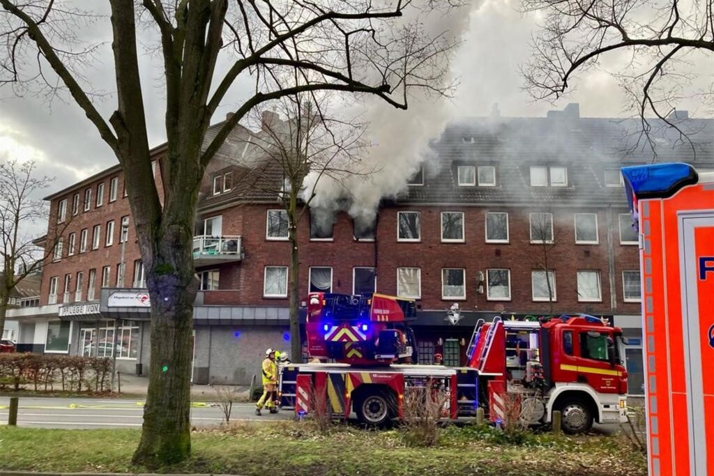 Brand in einem Mehrfamilienhaus an der Riphausstraße in Waltrop.