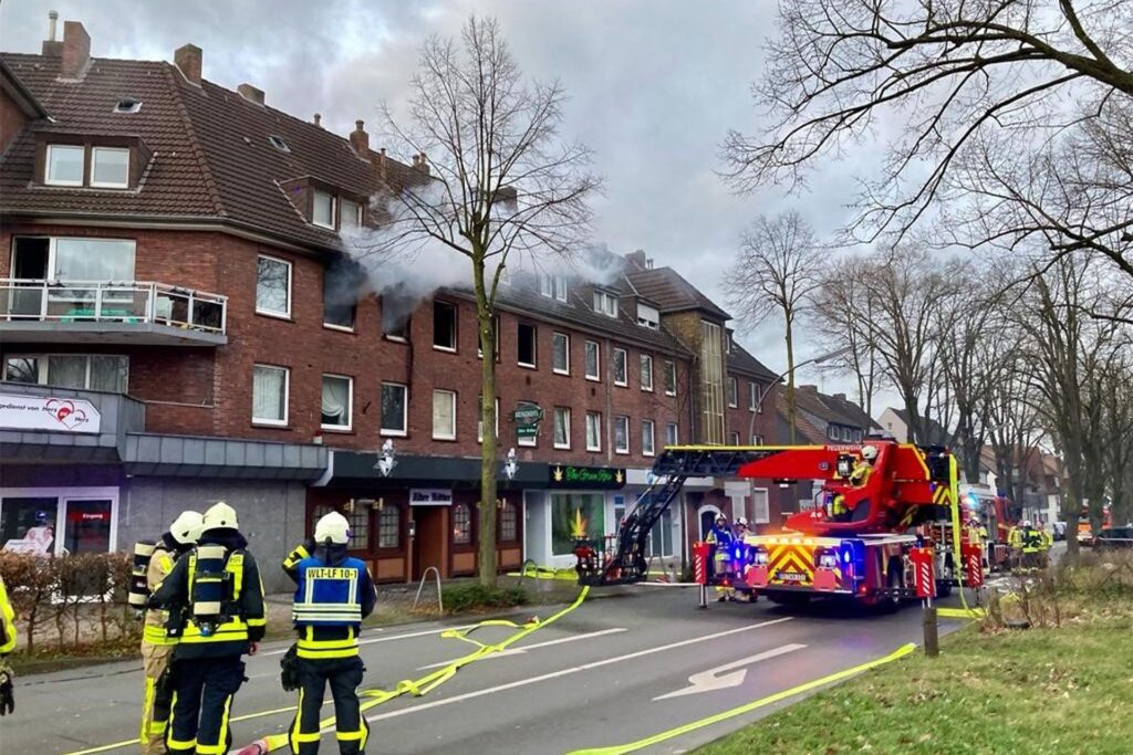 Brand in einem Mehrfamilienhaus an der Riphausstraße in Waltrop.
