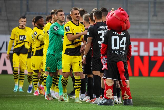 Die BVB-Spieler begrüßen ihre Gegenspieler.