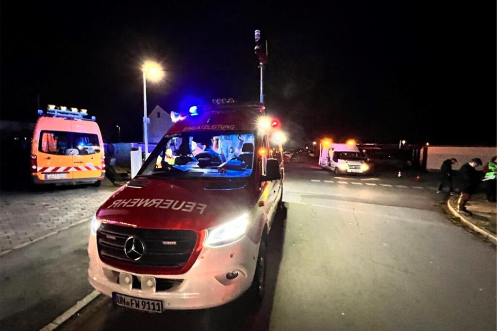 Ein Rettungswagen der Feuerwehr steht mit Blaulicht am Samstagabend (30.12.) auf dem Hortensienweg in Unna-Königsborn. Ein Rettungswagen der Feuerwehr steht mit Blaulicht am Samstagabend (30.12.) auf dem Hortensienweg in Unna-Königsborn.