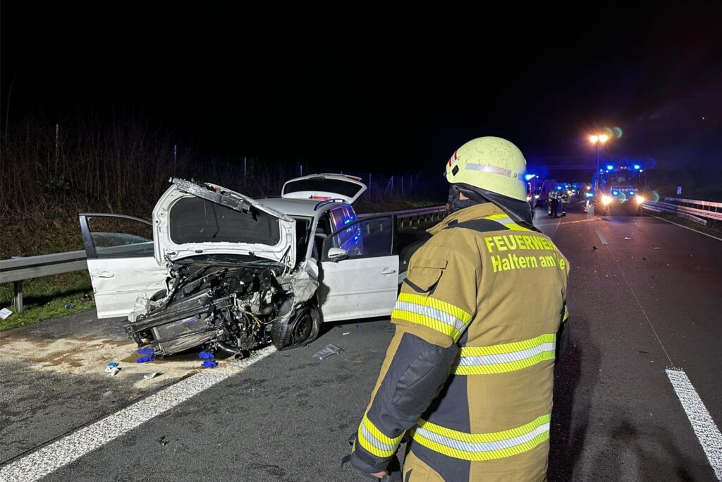 Total zerstörtes Auto nach Unfall auf der Autobahn. Total zerstörtes Auto nach Unfall auf der Autobahn.