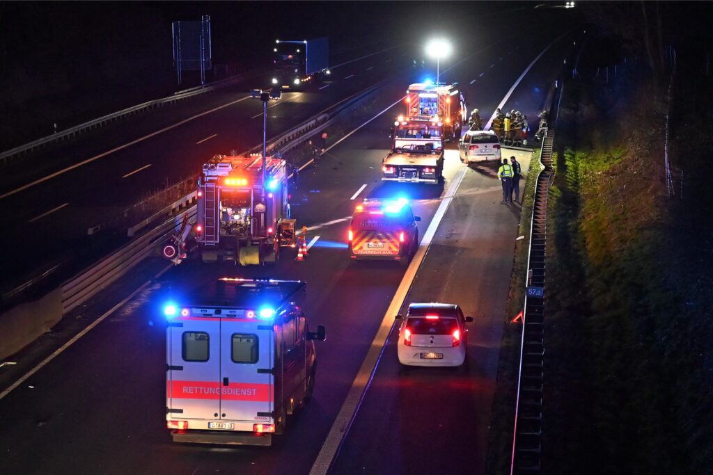 Rettungswagen auf der Autobahn nach einem Unfall Rettungswagen auf der Autobahn nach einem Unfall