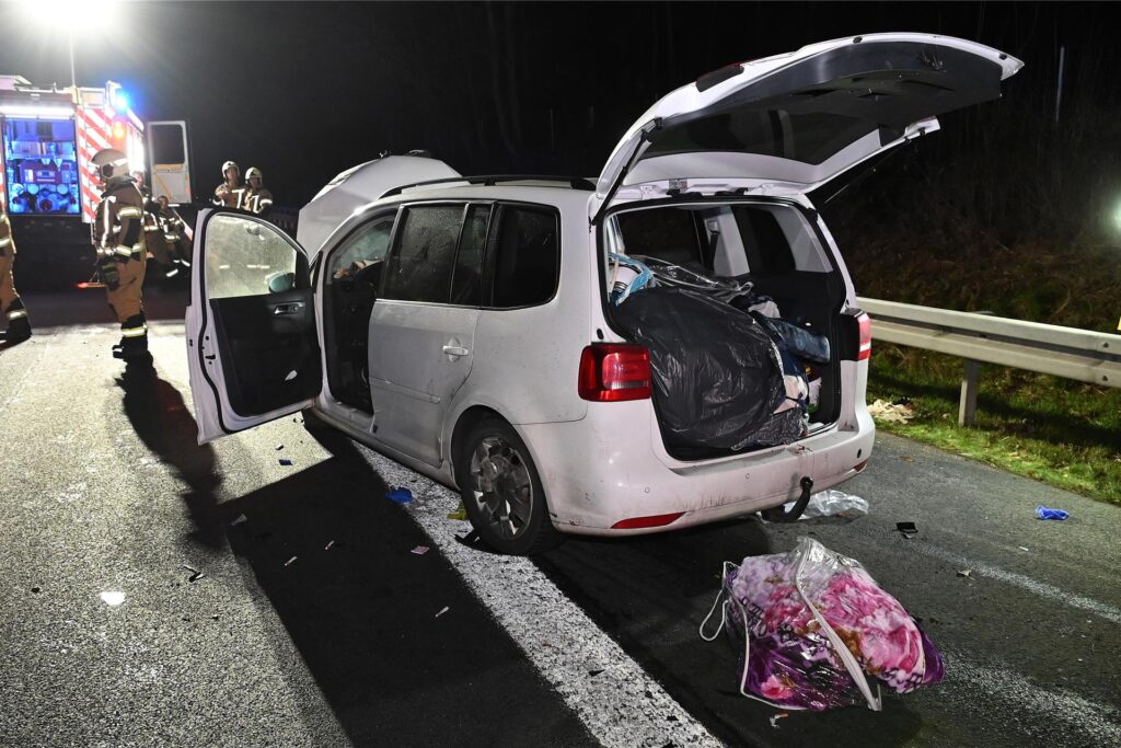 Unfallfahrzeug auf dem Randstreifen der Autobahn Unfallfahrzeug auf dem Randstreifen der Autobahn