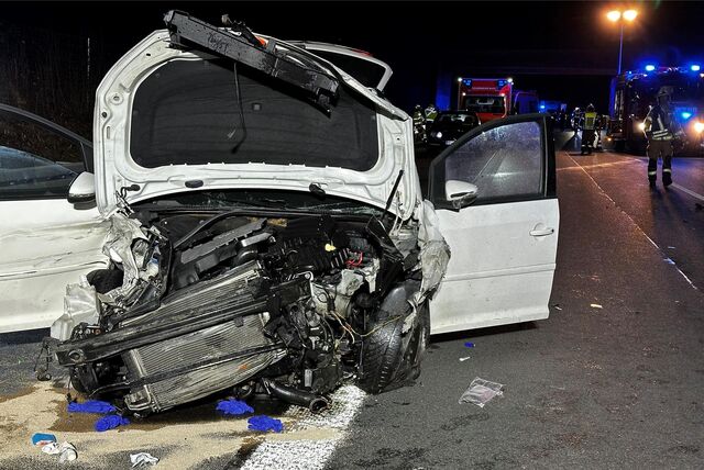 Unfallfahrzeug auf der Autobahn