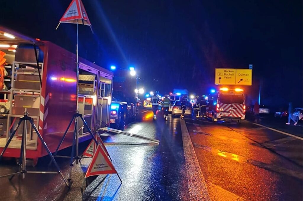 Zur Unterstützung rückten auch Kräfte der Feuerwehr Stadtlohn an die A31 aus. Zur Unterstützung rückten auch Kräfte der Feuerwehr Stadtlohn an die A31 aus.
