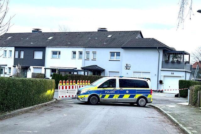 Ein Polizeiauto versperrt die Zufahrt zur Straße Hortensienweg in Unna-Königsborn am Silvestermorgen (31.12.).