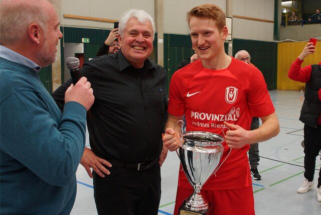 Volker König vom Stadtsportverband bei der Pokalübergabe zusammen mit Bürgermeister Dirk Wigant (l.) und RWU-Kapitän Jonas Appelhoff.